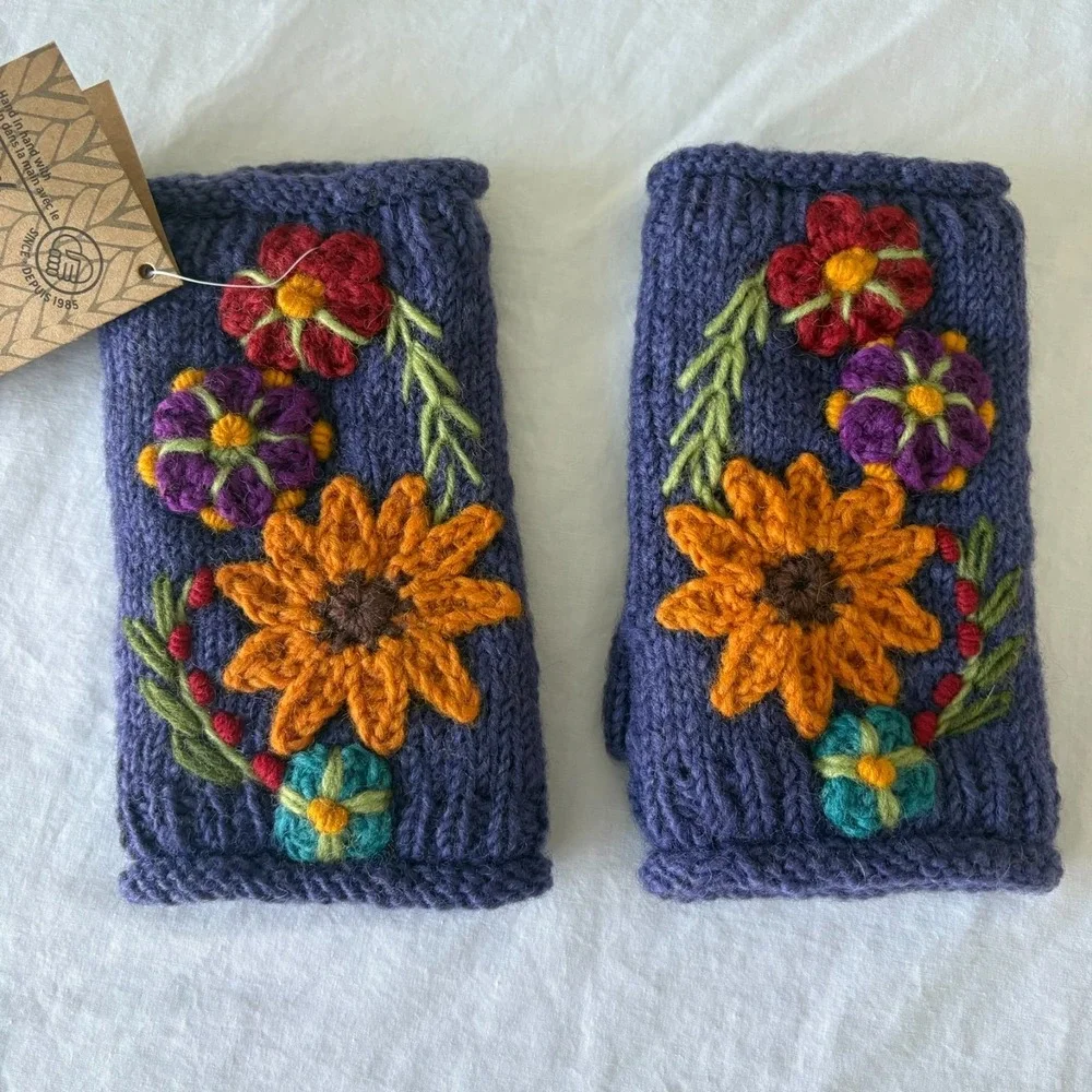 NWT Lost Horizons Handcrafted Womens Blue Knit Flower Petite Fleur Handwarmers